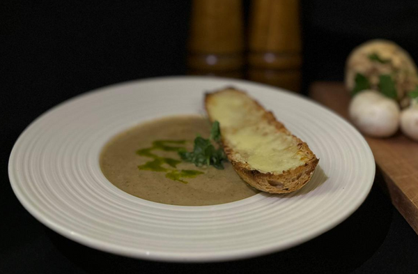 Supă Cremă de Ciuperci cu Baghetă